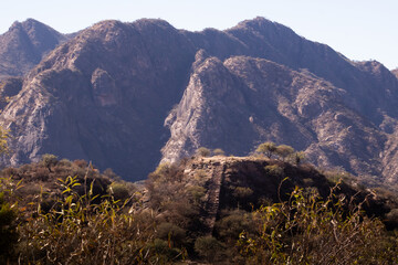 Fototapeta premium Templo antiguo en un valle con bosque y montañas
