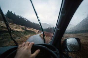 Man driving a car in the Highlands, Scotland © Rawpixel.com