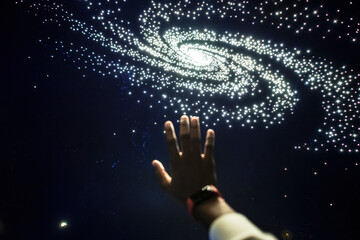 Man experiencing the universe at a planetarium - obrazy, fototapety, plakaty