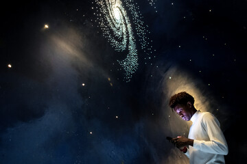 Man experiencing the universe at a planetarium - obrazy, fototapety, plakaty