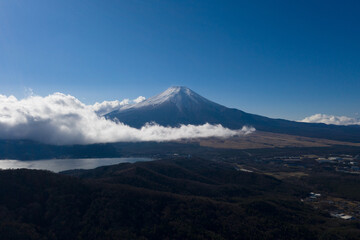 Fototapeta premium 富士山 空撮 山中湖 上空の景色