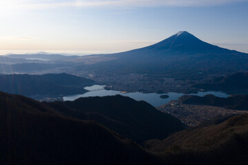 新道峠から望む富士山と河口湖　空撮