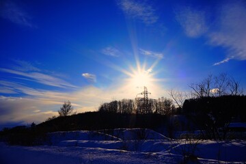 夕陽と山と雪原