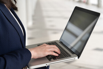 パソコンを使う女性