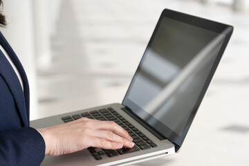 パソコンを使う女性