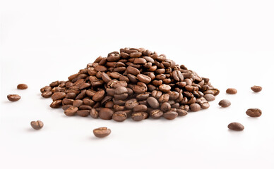 Obraz premium Pile of roasted coffee beans on a white background 