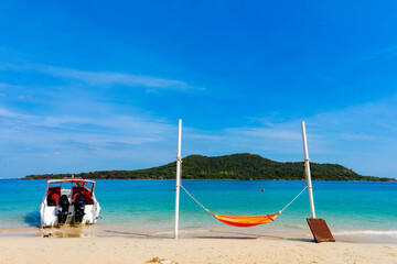 Fototapeta na wymiar Speed boat for snorkeling and the swing on beach.Koh Samaesarn.Thailand