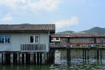 Obraz premium View of the fishing port overlooking the boat and Pattaya city. Which is a large city close to local fishing sources in Thailand 