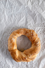 italienisches ringbrot auf papieruntergrund