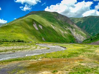 Rzeka Terek wśr&oacute;d g&oacute;r w dolinie Truso