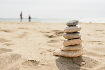 Fototapeta na wymiar Piedras redondas en la playa al lado del mar