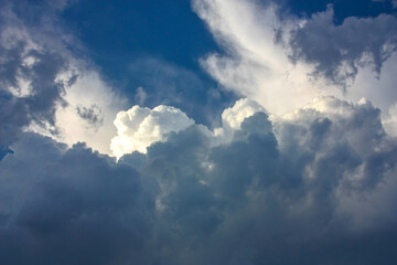 Fototapeta na wymiar Dense white clouds loom large against the blue sky.