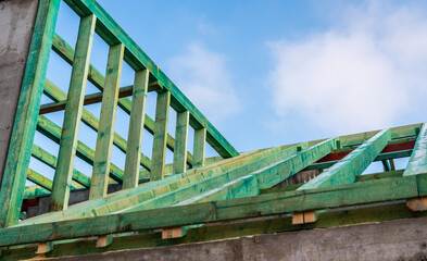Budowa domu jednorodzinnego - Więźba dachowa - drewniany szkielet dachu
