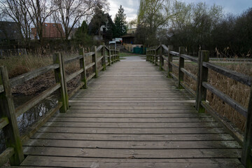 Holzbrücke an einem ruhigen Ort