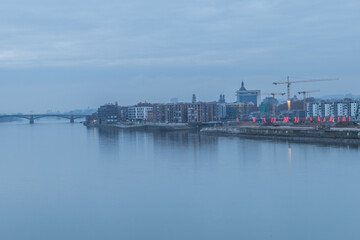 Fototapeta na wymiar Kaiserbrücke in Mainz an einem Wintermorgen
