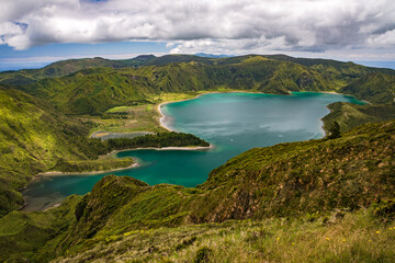 Obraz premium Der atemberaubende Blick auf den Kratersee Lagoa do Fogo auf der portugiesischen Insel São Miguel
