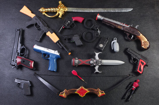 Children's military toys in the form of firearms and bladed weapons.