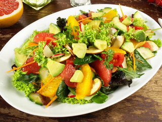 Gemischter Salat mit Orangen und Avocado