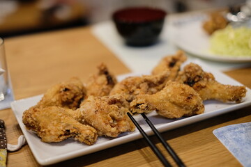 揚げたてのフライドチキン