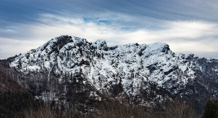 Pe&ntilde;as de Aia nevado