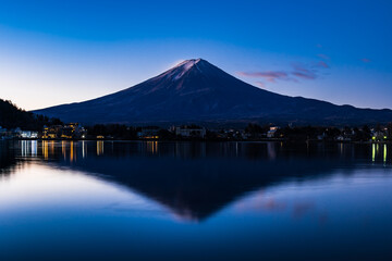 河口湖から眺める富士山　冬の朝景