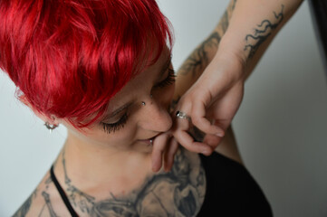 junger gothik punk rebell female weiblich rote kurze haare nachdenklich betrübt ruhig enttäuscht