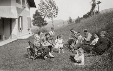 FOTO ANTICA DI GRUPPO ALL'APERTO