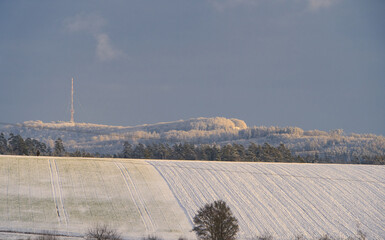 Ausblick über die Winterlandschaft, über Felder mit Schnee auf den bayrischen Hesselberg