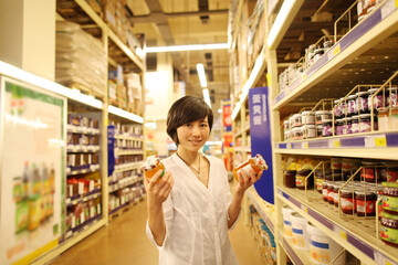 A woman was shopping in the supermarket