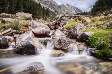 Fototapeta na wymiar Cascadas de agua en el valle de Benasque. Pirineo aragonés