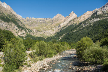 Fototapeta na wymiar Valle de la Pineta. Pirineo Aragonés. Paisaje de alta montaña