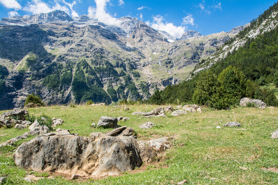 Paisaje alpino y boques de abetos y hayas en el valle de la Pineta. Pirineo aragon&eacute;s. Bielsa