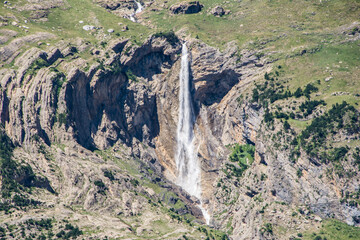 Paisaje alpino y boques de abetos y hayas en el valle de la Pineta. Pirineo aragonés. Bielsa