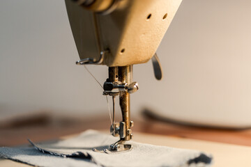 Sewing machine, homework, insulation, sewing masks to protect against the corona virus pandemic