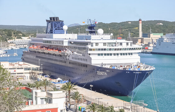 Vue du navire de croisi&egrave;re de Croisi&egrave;re de France le Z&eacute;nith &agrave; Port Mahon sur l'&icirc;le de Minorque, Bal&eacute;ares le 19 avril 2016.