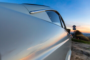 Naklejka premium Classic Car im Sonnenuntergang