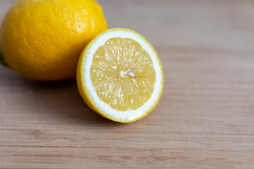 Zitronen aufgeschnitten auf Schneidebrett - Lemon on cutting board