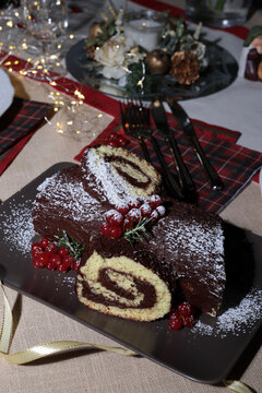 Cioccolato Christmas Yule Log, Buche de Noel su sfondo bianco. decorazioni natalizie