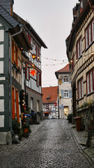 Mittelalterliche enge Gasse aus Fachwerkhäusern und Kopfsteinpflaster in der Altstadt von Kronberg im Taunus
