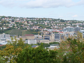 Obraz premium Panoramablick über das Stadtzentrum von Stuttgart, der Landeshauptstadt von Baden-Württemberg