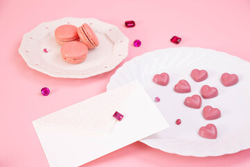 ピンクのマカロンとチョコレートとラブレターのバレンタインイメージ