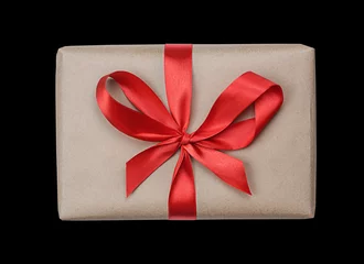 Foto auf Acrylglas Verpackte Geschenkbox mit rotem Band. Geschenkbox zu einer Feier auf schwarzem Hintergrund isoliert © Albert Ziganshin