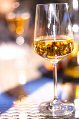 Weinglas mit schöner Spiegelung