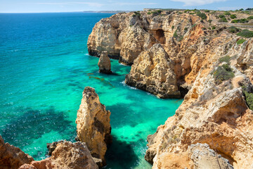 wunderschönes Meer und goldene Felsen in Algarve