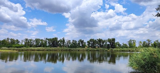 Obraz na płótnie Canvas clouds over the lake
