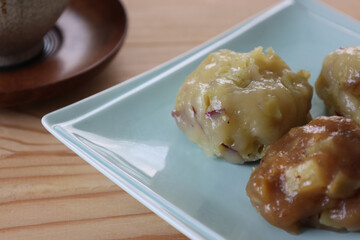 青い皿にのせた鬼饅頭