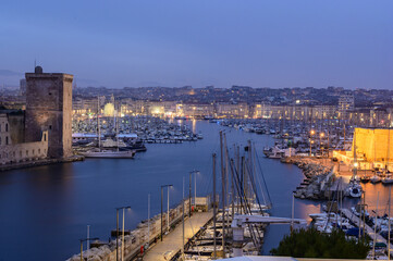Fototapeta na wymiar Le vieux port de Marseille vue de nuit