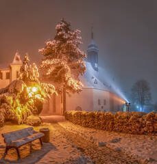 Stadtkirche Limbach-Oberfohna im Winter bei Nacht im Nebel