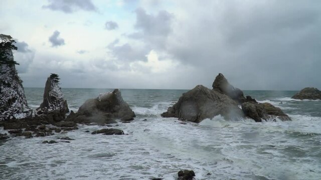 荒れる日本海（笹川流れ）