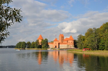 Naklejka na ściany i meble Zamek w Trokach na Litwie, zbudowany na wyspie 